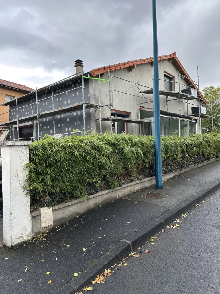 Première passe de colle avec fibre de verre pour isolation extérieure en polystyrène gris 120 mm à Clermont-Ferrand